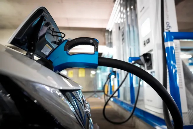 公用事业公司如何与通用汽车、宝马、Lyft和汽车行业的其他公司合作，加速电动汽车的采用