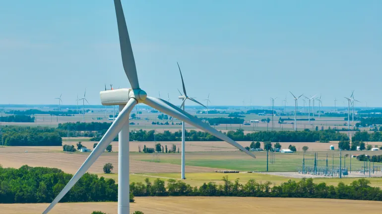CMS Energy拟出售可再生能源资产，聚焦受监管公用事业